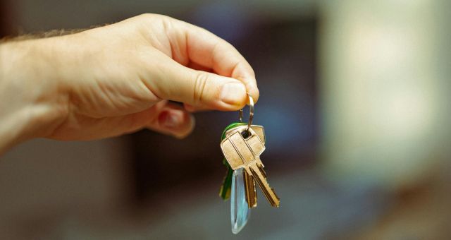 Grâce à l’assurance loyer impayé (GLI), vous protégez votre investissement contre les défaillances financières, les dégradations et les frais de procédure. Simple, rassurante et entièrement déductible de vos revenus fonciers, c'est la clé pour louer l'esprit serein.