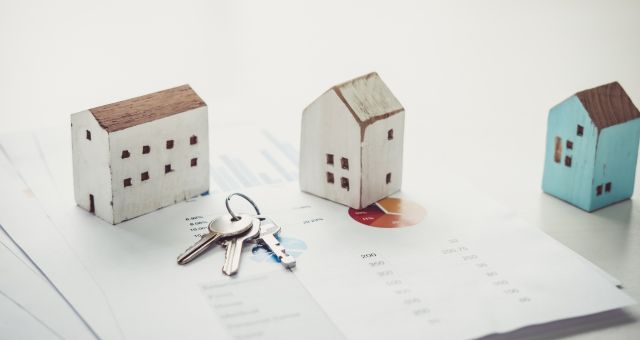 En cas de défaut de paiement de votre locataire, le mécanisme est simple mais strict : La relance : Dès le premier impayé, vous effectuez les relances et la mise en demeure dans les délais requis. La déclaration : Vous transmettez le dossier complet à votre assureur. L'indemnisation : L'assurance prend le relais pour régler vos loyers, charges et frais de procédure (généralement à partir du 3ème mois).